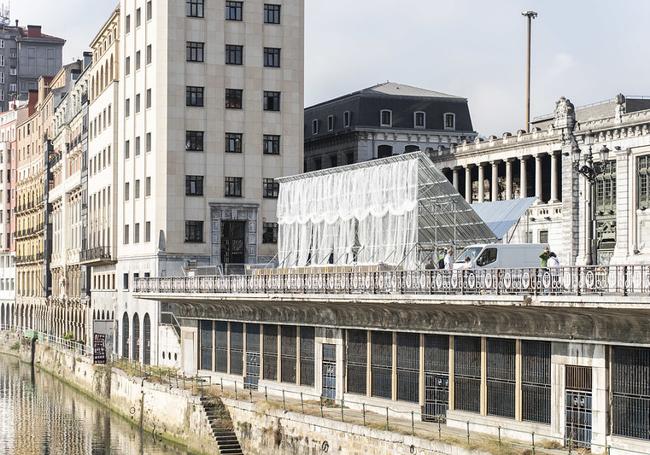 El pabellón 'Etxenoi' en la Plaza de las Mujeres de Bilbao.